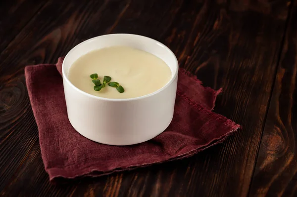 Deliciosa Sopa Cremosa Com Creme Molho Azedo Fundo Madeira — Fotografia de Stock