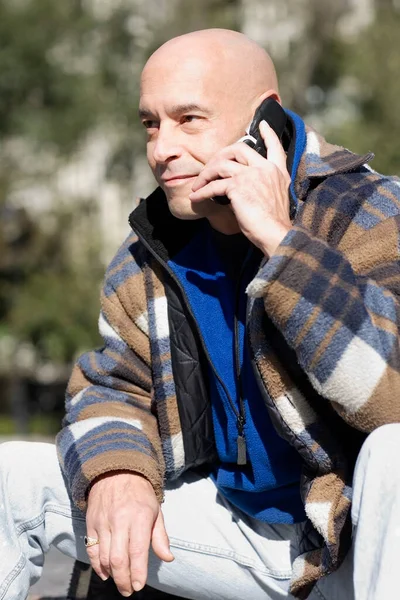 Retrato Hombre Mayor Con Teléfono Móvil —  Fotos de Stock