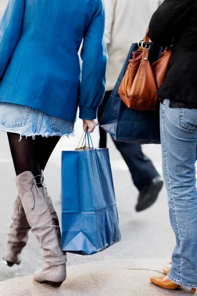 夫妇与街道上的购物袋 — 图库照片