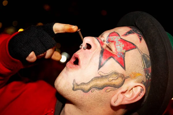 Giovane Uomo Con Una Maschera Sul Viso — Foto Stock