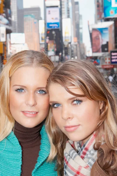 Dos Mujeres Jóvenes Ciudad —  Fotos de Stock
