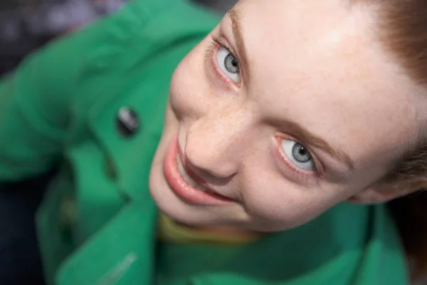 Porträtt Ung Pojke Med Gröna Ögon — Stockfoto