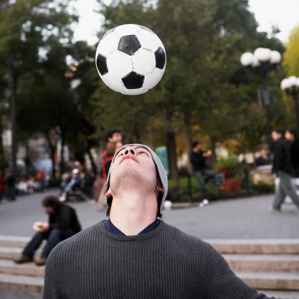 Homme Jouant Football Dans Rue — Photo