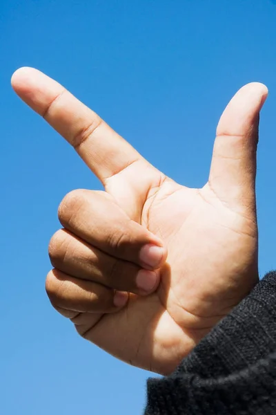 Рука Большим Пальцем Вверх Знак Голубом Фоне Неба — стоковое фото