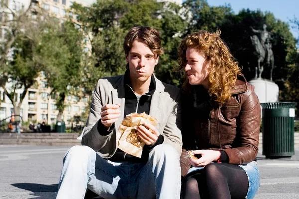 Pareja Comiendo Pizza Ciudad — Foto de Stock