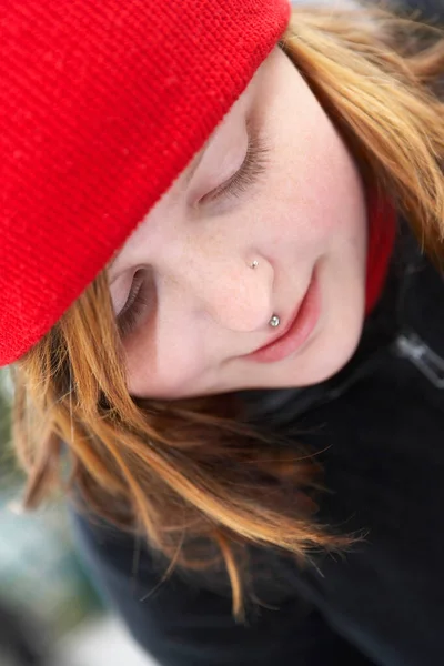 Retrato Uma Menina Bonita Chapéu Vermelho — Fotografia de Stock