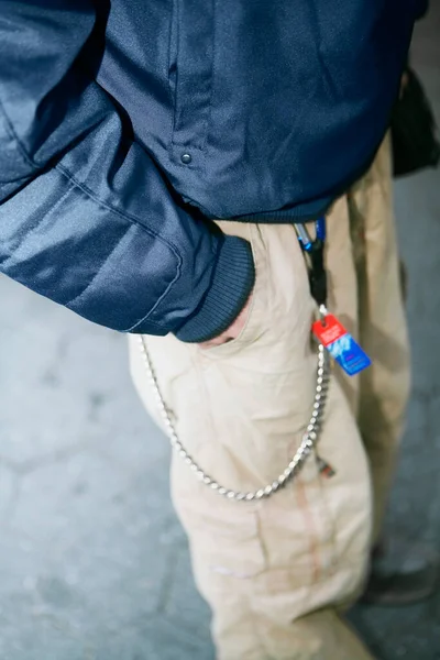 Ein Mann Schwarzer Jacke Und Schal Geht Auf Die Straße — Stockfoto