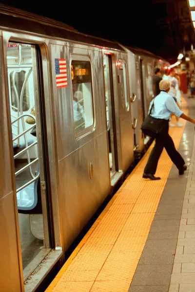 Uomo Una Stazione Della Metropolitana — Foto Stock