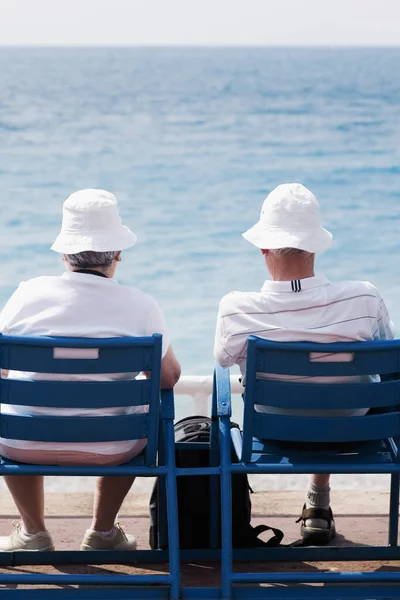 Paar Sitzt Strand Und Schaut Aufs Meer — Stockfoto