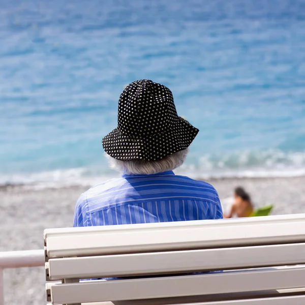 Hombre Sentado Playa Mirando Mar — Foto de Stock