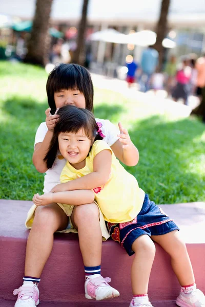 Asiatiska Barn Leker Med Sin Lilla Dotter — Stockfoto