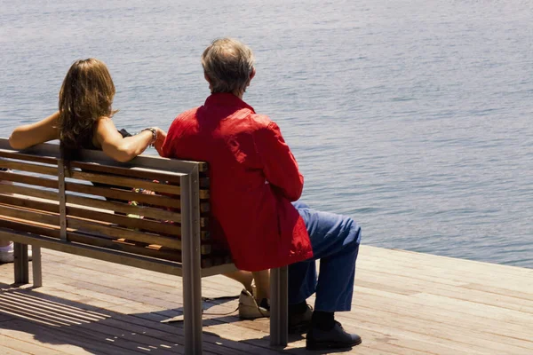 Paar Sitzt Auf Bank See — Stockfoto