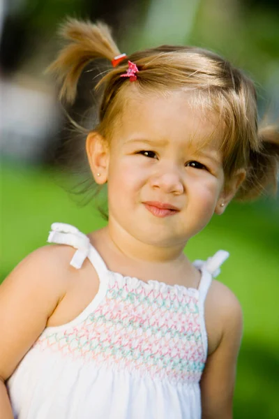 Portret Van Een Schattig Klein Meisje Met Een Speelgoed — Stockfoto