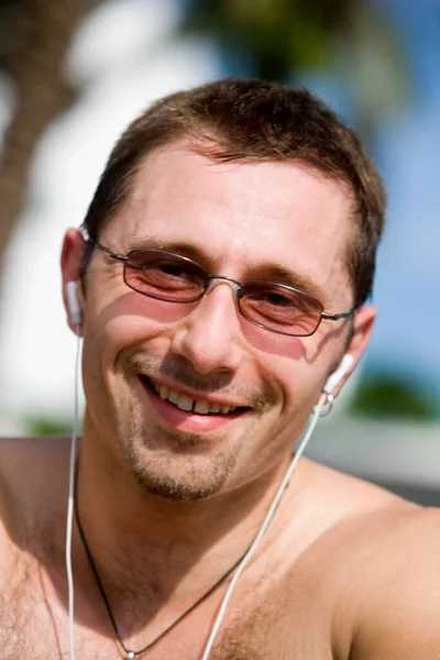 Potret Seorang Pemuda Tampan Dengan Kacamata Hitam — Stok Foto