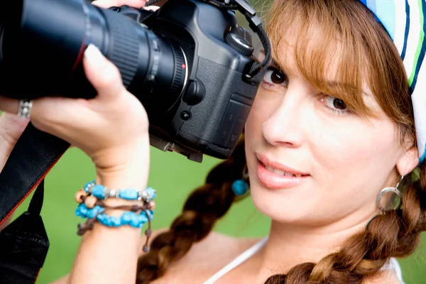 Jonge Vrouw Met Camera Een Zwarte Jurk — Stockfoto