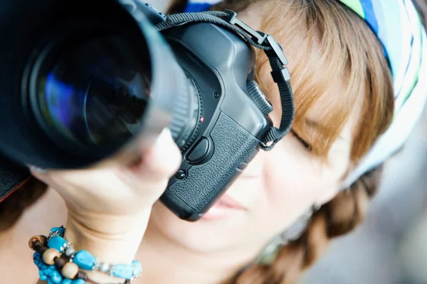 Young Woman Headphones Sunglasses Park — Stock Photo, Image