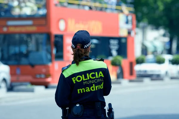 Polizist Mit Kamera Der Stadt — Stockfoto