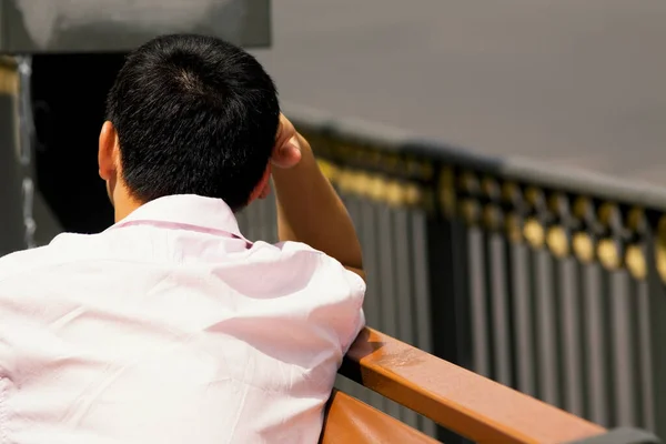 Uomo Giacca Cravatta Con Sedia Legno — Foto Stock