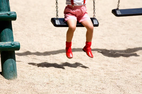 Crianças Brincando Com Balanço Parque — Fotografia de Stock