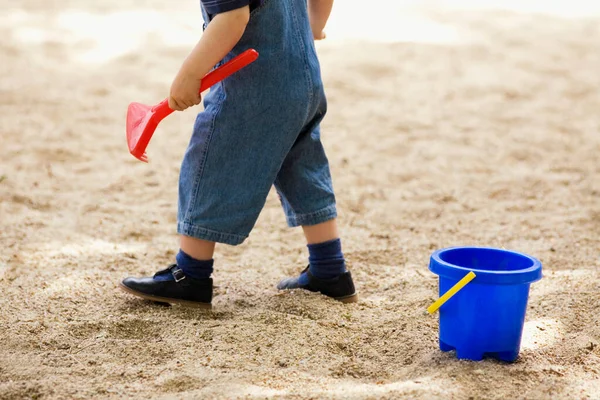 Маленький Хлопчик Грає Піском Пляжі — стокове фото