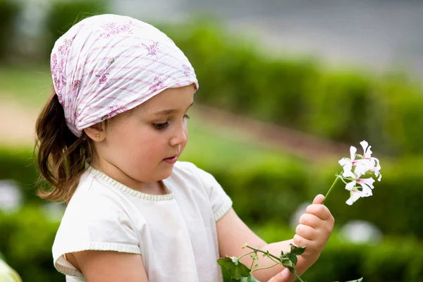 Маленька Дівчинка Букетом Квітів — стокове фото