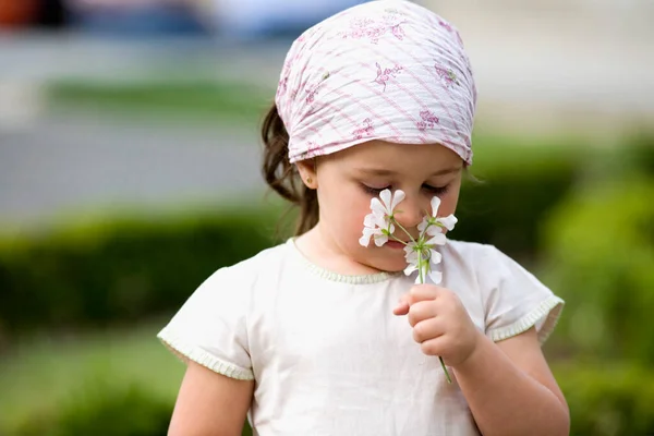 Niña Con Una Flor Parque —  Fotos de Stock