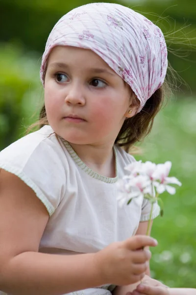 Niña Soplando Burbujas Parque —  Fotos de Stock