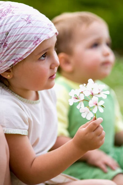 Duas Meninas Jardim — Fotografia de Stock