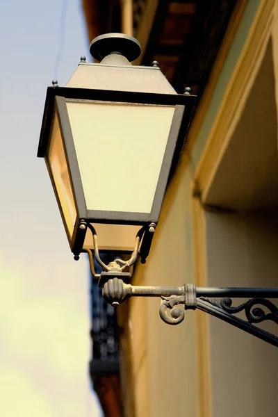 Lampadaire Sur Fond Ancien Bâtiment — Photo