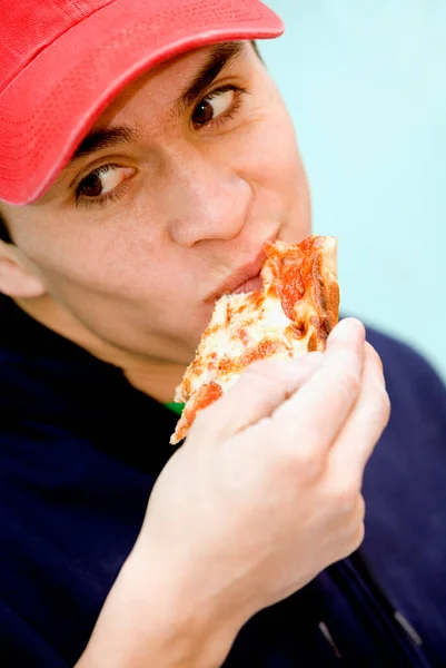 Человек Ест Пиццу Ресторане — стоковое фото