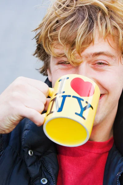 Pojken Håller Kopp Kaffe — Stockfoto