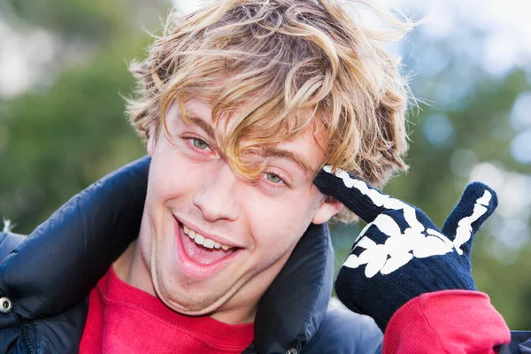 Retrato Jovem Feliz Com Cabelo Vermelho Parque — Fotografia de Stock