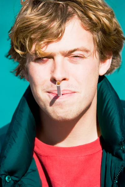 Młody Człowiek Palący Papierosa — Zdjęcie stockowe
