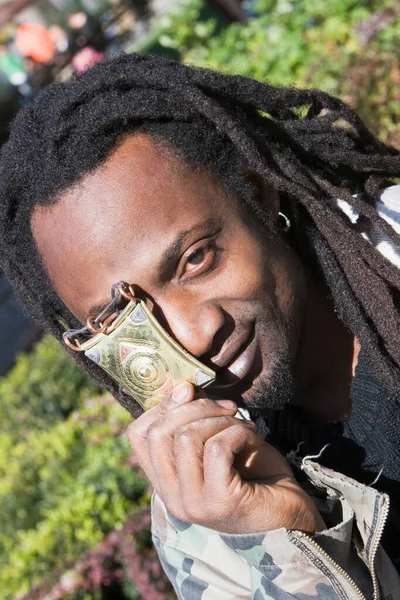 Afrikanisch Amerikanischer Mann Mit Einer Tüte Geld — Stockfoto