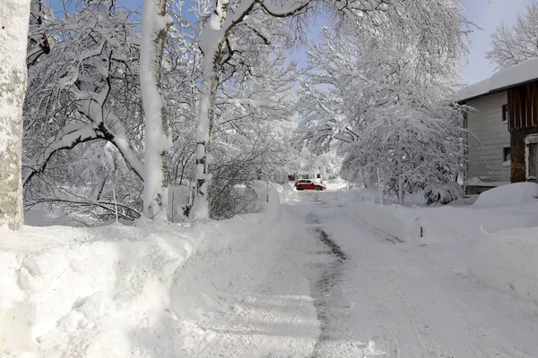 Una Calle Una Pequeña Ciudad Baviera Hay Mucha Nieve Invierno — Foto de Stock