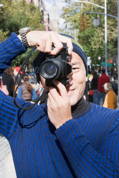 Homem Tirando Foto Com Câmera — Fotografia de Stock