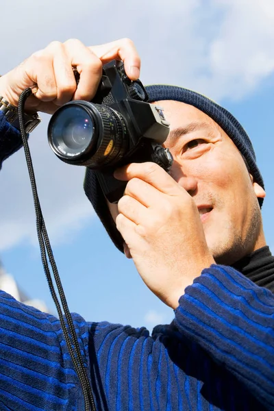 Homem Com Câmera Tirando Foto Filme Dslr — Fotografia de Stock