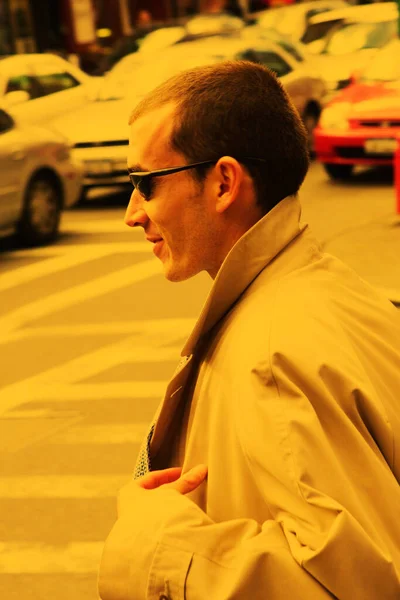 通りの黄色いジャケットとサングラスを着た若者が — ストック写真