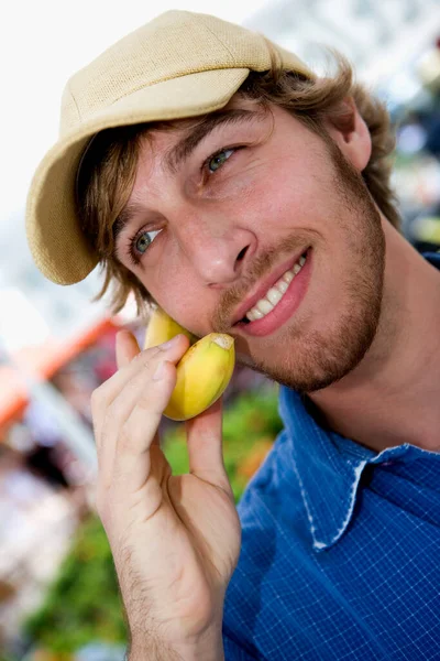 Młody Człowiek Jabłkiem — Zdjęcie stockowe
