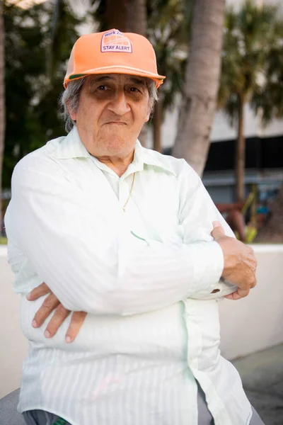 Retrato Hombre Mayor Con Casco Una Camisa Blanca — Foto de Stock