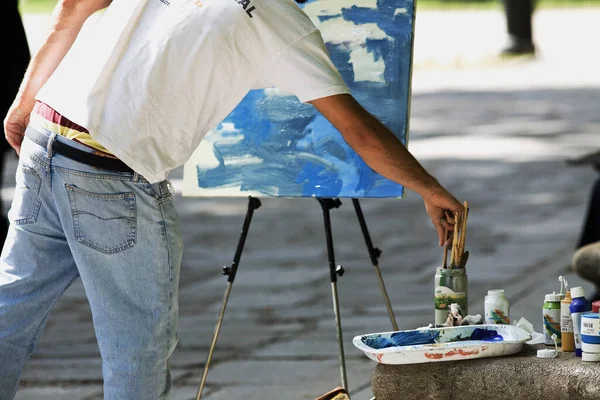 Pintora Mujer Sosteniendo Pincel Cielo Azul — Foto de Stock