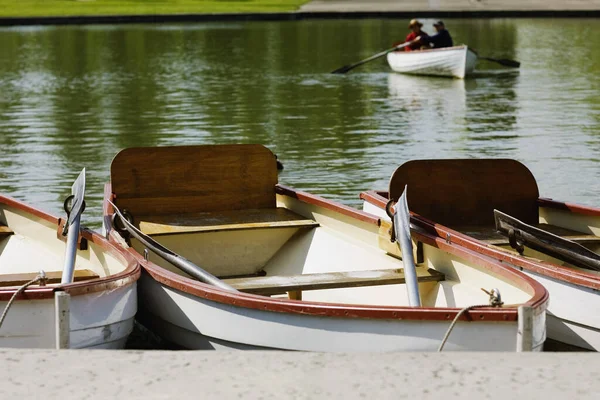 Рыбацкие Лодки Озере — стоковое фото