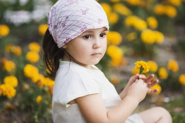 Bambina Abito Giallo Con Mazzo Fiori — Foto Stock