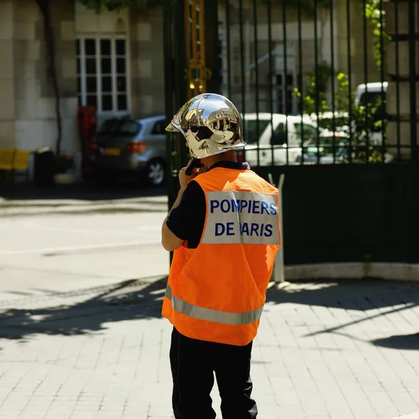 Αστυνομικός Προστατευτική Μάσκα Και Κράνος — Φωτογραφία Αρχείου