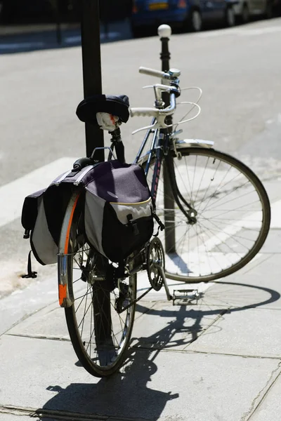 Cykel Parkerad Gatan — Stockfoto