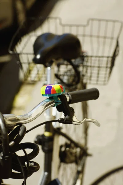 城市里骑自行车的自行车 — 图库照片