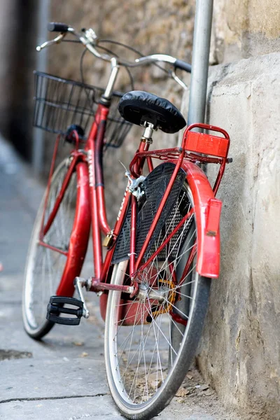 自転車が街中に停まっていて — ストック写真