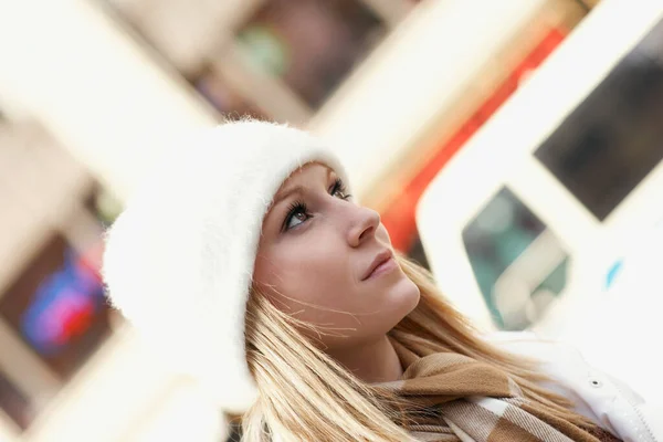 Mujer Joven Con Sombrero Navidad — Foto de Stock