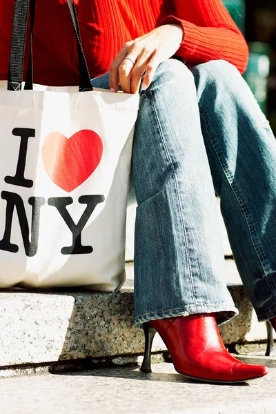 Jovem Com Coração Vermelho Uma Bolsa — Fotografia de Stock