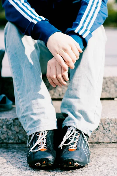 Joven Con Una Mochila Calle — Foto de Stock